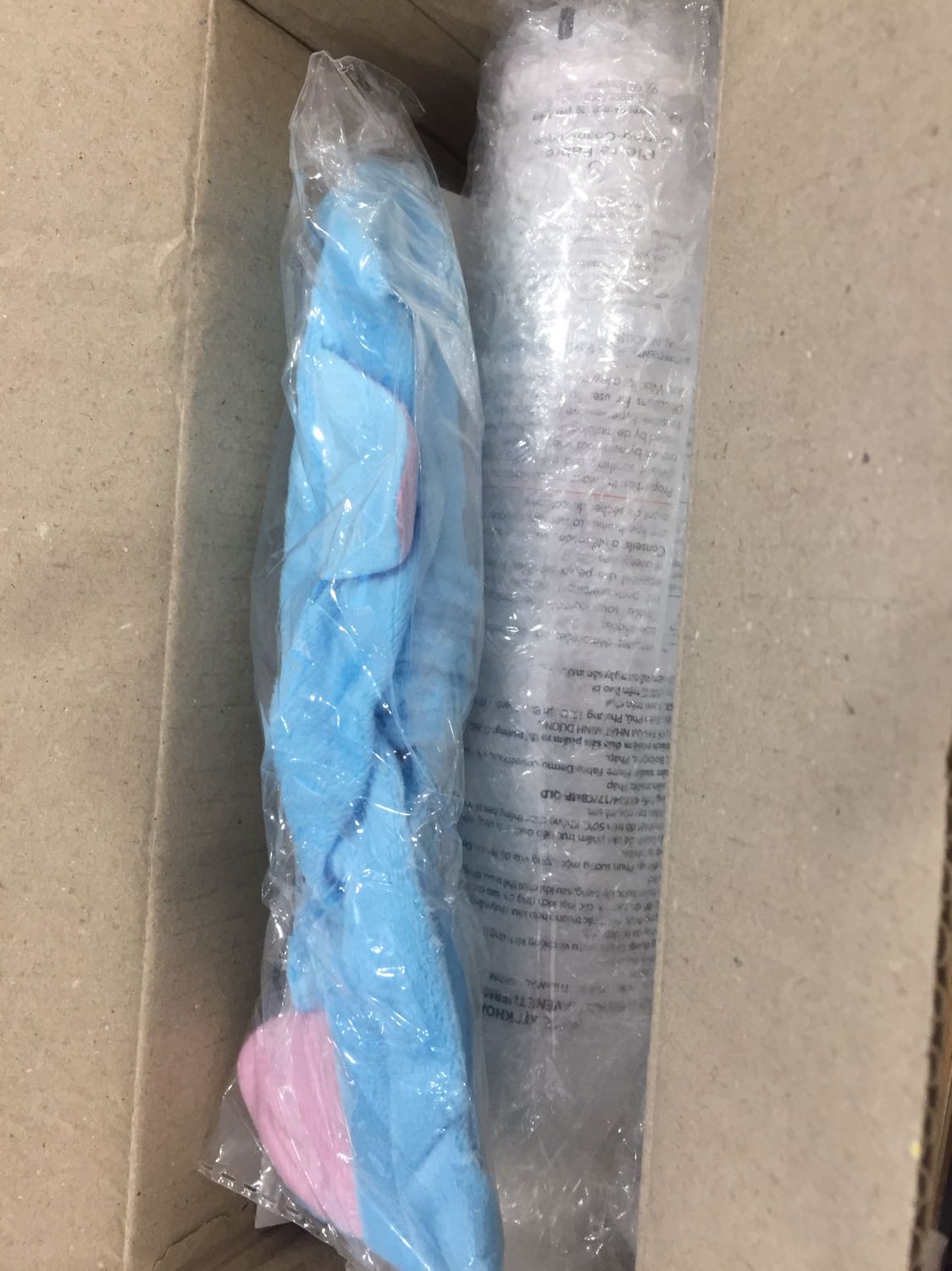 Đóng gói cẩn thận, giao hàng nhanh
1 chai 300ml to đùng còn đc tặng thêm 1 băng đô mèo với cái giá rất hợp lý
Xịt thử lên mặt thấy mát, ko bị kích ứng da