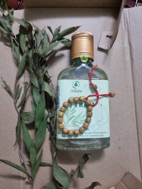 Dầu thơm dễ chịu nha. Thấy giá cũng mắc, nghĩ dầu thật mà không ngờ dầu xịn thật. Bé nhà hay bị mẩn ngứa, bôi đỡ liền. Mẹ mình xoa đầu gối cũng đỡ đau. Cảm ơn shop nha. Cho shop 5 sao nè