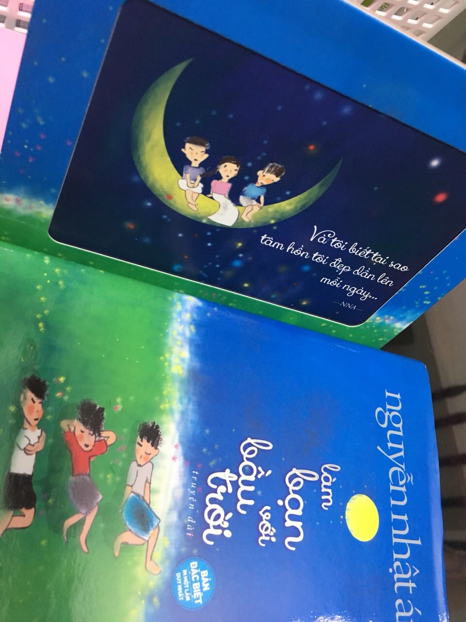 Sách hay và xinh thật sự, mình mua chỉ có 69k thôi, ưng lắm. Câu chuyện mang đến một cái nhìn ngây thơ, yêu đời của cậu bé Tèo. Hay lắm, đọc xong nhận ra cuộc đời dù vẫn còn nhiều khó khăn nhưng trong cái khó khăn đó lại có những điều may mắn giúp ta yêu cuộc đời hơn. Có nhiều chi tiết rất dễ thương và hồn nhiên làm mình tự cười tỉm tỉm luôn á. Chất giấy xin mà phông chữ dễ đọc. Nói chung là tuyệt ?