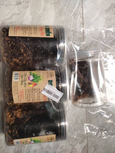 1 hũ 100g, cũng nhỏ bằng bàn tay chứ không lớn như quảng cáo. Tỏi cháy ngon, mình cứ nghĩ sẽ không ăn được do mình không ăn tỏi, nhưng phi lên đã hết mùi, ăn chung vs rong biển ngon lắm. 100g là tính luôn cả hộp hay sao í