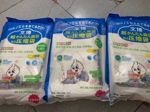 Shop đóng gói hàng cẩn thận, chắc chắn. Giá cả phải chăng. Túi đựng dày dặn, chắc chắn. Quần áo được hút chân không giúp tiết kiệm không gian. Chúc shop buôn may bán đắt.
Đối với sản phẩm này, mình góp ý shop làm thêm bộ sp có bơm máy nữa. Tôi nghĩ chắc sp này sẽ rất tốt, vì nhiều người quan tâm lắm á! Tôi đã mua mấy bộ để dùng dần và cho nhà chị gái thêm nữa. mỗi bộ có 8 túi, chia làm 3 loại, 3 loại tùy theo đồ đạc để cho vào, có thể áo khoác len, chăn, gối đều được, áo mỏng nữa, mình cho vào rồi hút chân không, xong cho vào vali thì hết sẩy, mang đi có mà kiện hành lý 7kg thành 20kg đấy. vì thế tiết kiệm không gian rất tối ưu. 
Mình đang tìm thêm bơm máy, khi nào shop có hàng nhớ alo hoặc nhắn tin cho tôi thêm, tôi có liên hệ theo thông tin trong thư ngỏ rồi!! vì đồ ở nhà hơi nhiều, nên hút bằng tay hơi lâu!!
Rất vui  shop nhé