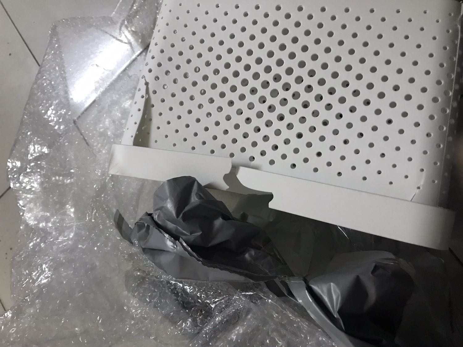 Chưa dùng chút nào, mới mở ra thì vỡ. Tuy nhiên shop rất nhiệt tình đổi trả sản phẩm mới, giỏ cũng chắc chắn có nắp đậy phù hợp đựng hồ sơ, giấy tờ các loại,…
Vote cho shop về sự nhiệt thành nhé!!!