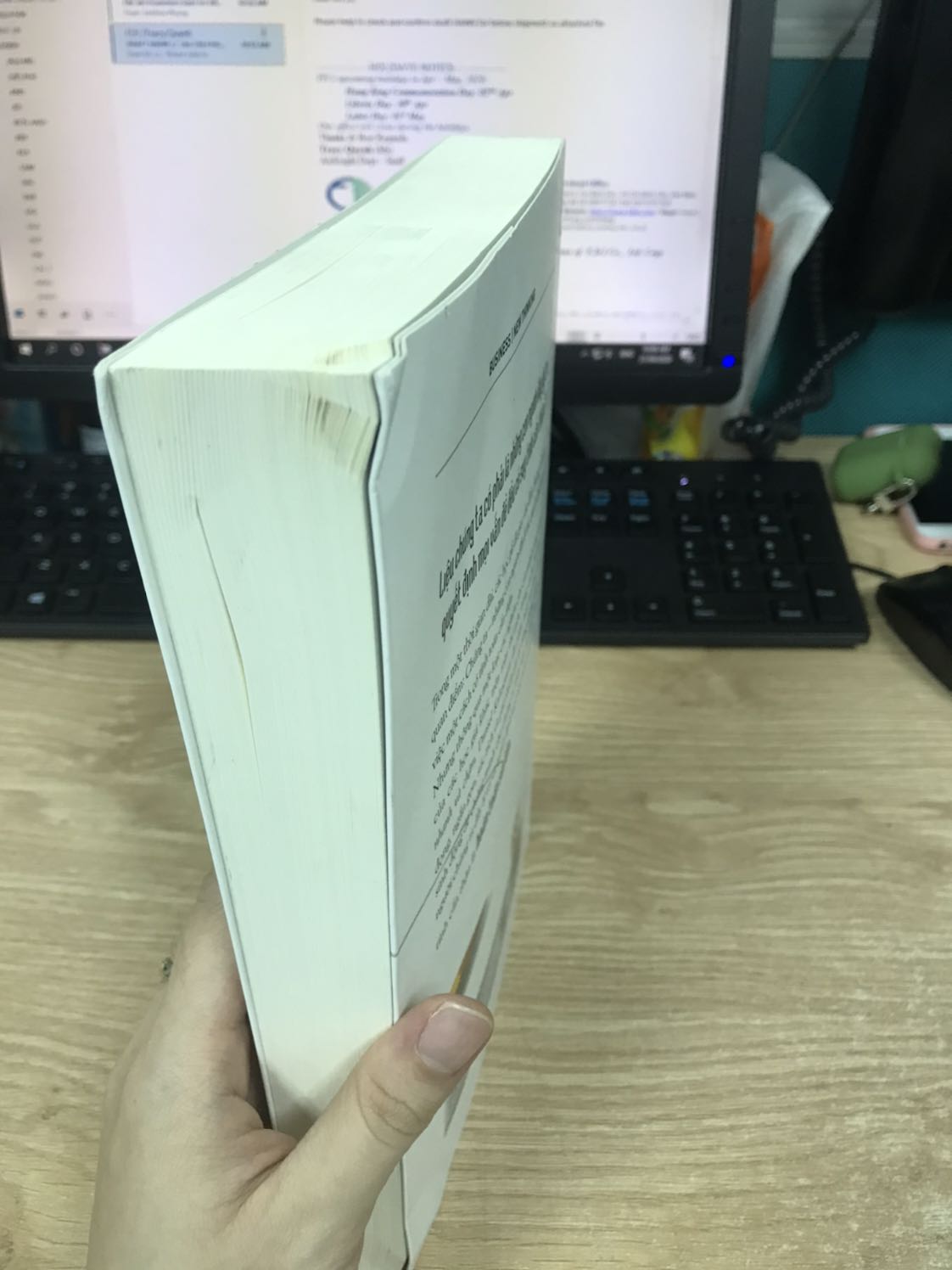 Tui mua sách mới mà khi nhận sách thấy thất vọng vô cùng. Sách vừa cũ, vừa dơ, vừa cong mép từa lưa trong chả khác gì cuốn sách secondhand. 
Tui khiếu nại lên đây chứ cũng chả thèm đổi trả làm gì mất thời gian. Ngồi cặm lau chùi sạch sẽ lại trông đỡ hơn rồi. Nhưng lần sau làm ơn giao hàng cho có tâm xíu. Thất vọng vô cùng.