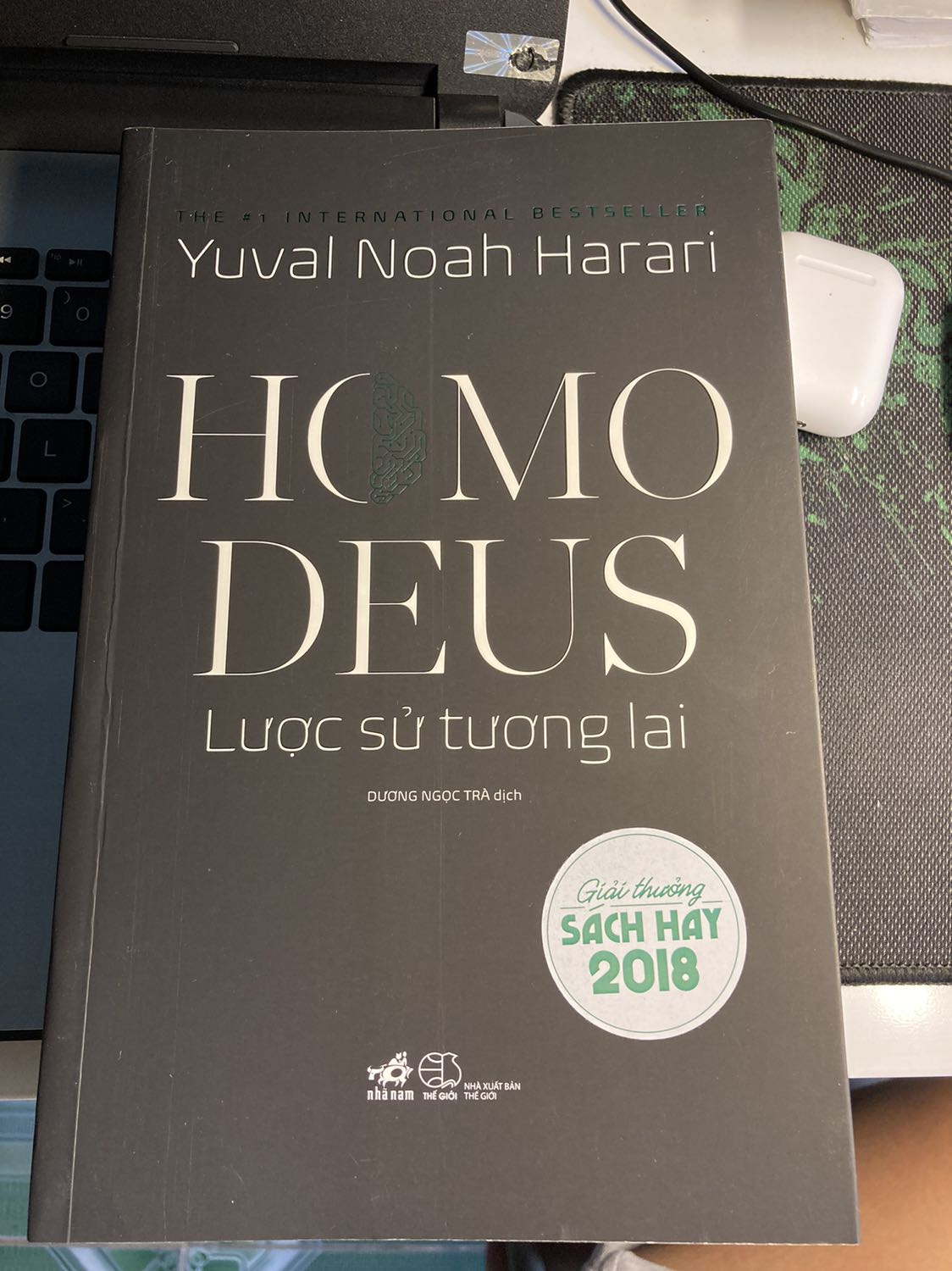 Sách đen thì không được bookcare , còn sách trắng thì có. Liệu có phải do mình mua gói hội viên tiki nhưnh ko có bookcare nên không được không. Sách đen có hơi xước bên ngoài .
Sách trắng bị hơi bẹp 1 số chỗ . Nội dung sách hay , sách dày bìa đẹp
