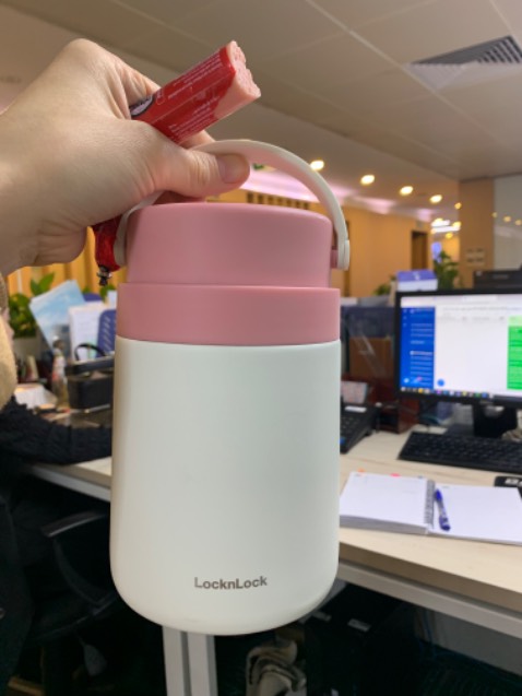 Tôi quyết định mua thêm 1 hộp màu hồng này (đã mua hộp màu xanh rồi) vì khi mua hộp màu xanh được tặng thìa đũa đẹp. Nhưng hộp màu hồng này shop không gửi quà tặng cho tôi. Rất là buồn luôn shop ạ, hy vọng shop gửi bù quà tặng cho tôi