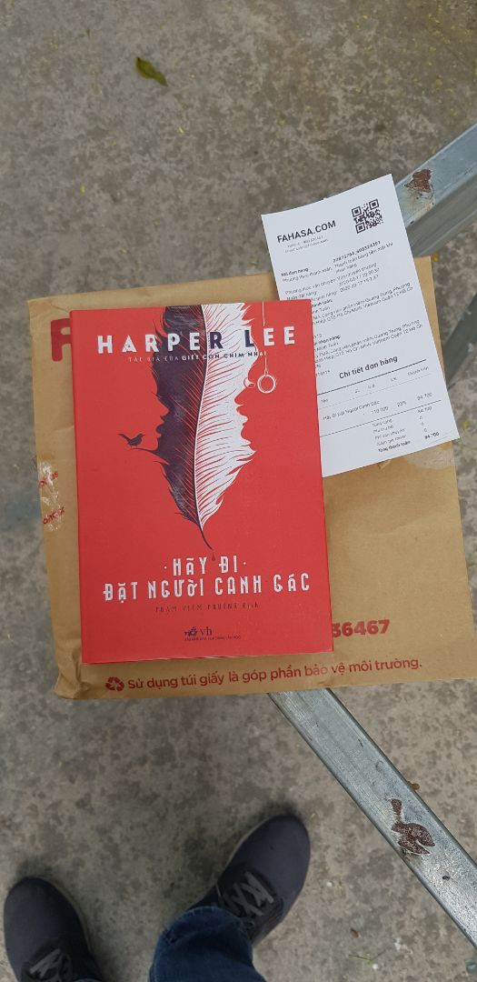 sách nhận không có bookcare. Bên trong thấy hóa đơn sách mua từ Fahasha chứ không phải trực tiếp từ kiki. 
Trong quá trình đặt hàng hoàn toàn không thấy nói sách không có bookcare