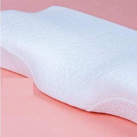 Về vật liệu: 
- Bao gối trang nhã, chất liệu có vẻ tốt.
- Ruột gối có độ mềm vừa phải, không cứng như một sứ nhận xét khác. Quan trọng là nó không quá mềm để bị lún  đầu. (Gây cảm giác bức bí đầu, giảm tuần hoàn máu lên đầu như 1 loại gối ruột foam khác tôi từng bị).

Về thiết kế:
- Kích thước gối hơi cao, gây cảm giác thế nằm không được tự nhiên cho lắm. Bớt chiều cao đi khoảng 2-3cm sẽ phù hợp hơn. Nếu có 2-3 loại kích thước để chọn lựa thì càng  hay. (Tôi đang phải nghiên cứu lạng bớt chiều cao đi vài cm)
- Hình dạng gối phần chính giữa chưa hợp lí: Phần đỡ cổ hơi rộng, lại có chênh lệch chiều cao không nhiều so với phần đỡ đầu, nên độ ngửa cổ chưa tối ưu. Do đó ngủ vẫn bị ngáy nhé. 

 (Hình mượn tạm của hãng vì lười chụp, nhưng cũng y chang nhau thôi)