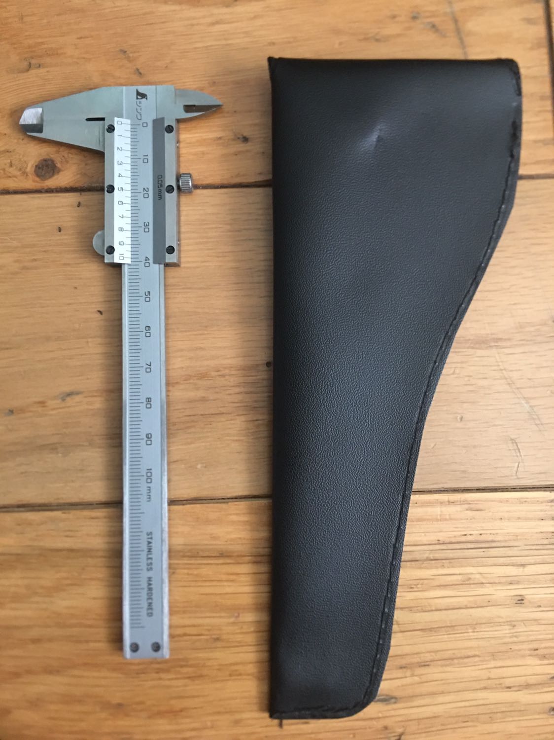 Shop đóng hàng rất cẩn thận, thước cặp nhỏ gọn chất lượng tốt.