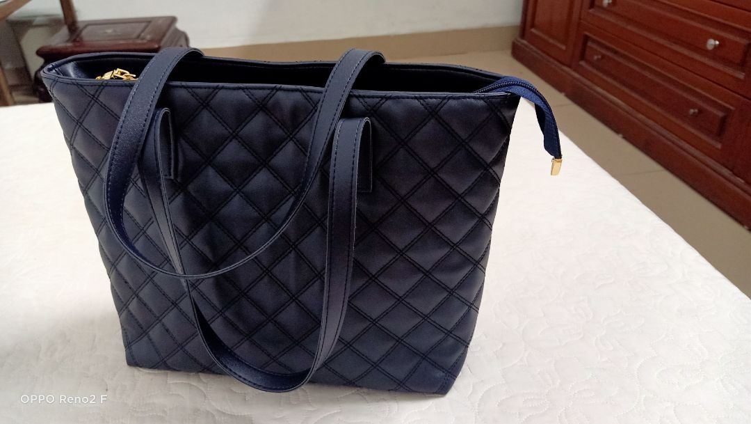 Túi đẹp tuyệt vời luôn, ưng cái bụng, nhẹ cứng cáp, mềm vừa phải, rộng rãi đựng đồ thoải mái, giá cả cũng phải chăng, không bị mắc quá🥰