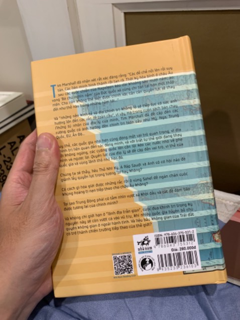 Trong số bộ ba tác phẩm của Tim Mashall được xuất bản ở VN bởi nhã nam. Đây là cuốn nặng ký nhất về trọng lượng, bìa sách được đóng chắc chắn và đẹp hơn 2 quyển trước. Chất giấy cũng khác. Rất hài lòng giá thanhg trên chất lượng sản phẩm.

Nội dung trên cả hấp dẫn, ông này có tư duy rất nhạy bén, đưa ra những góc nhìn và đánh giá theo mình là logic và gần sự thật, không mơ hồ. Sách đáng đọc, cả bộ 3 cuốn: Tù nhân địa lý, chia rẻ, quyền lực của địa lý