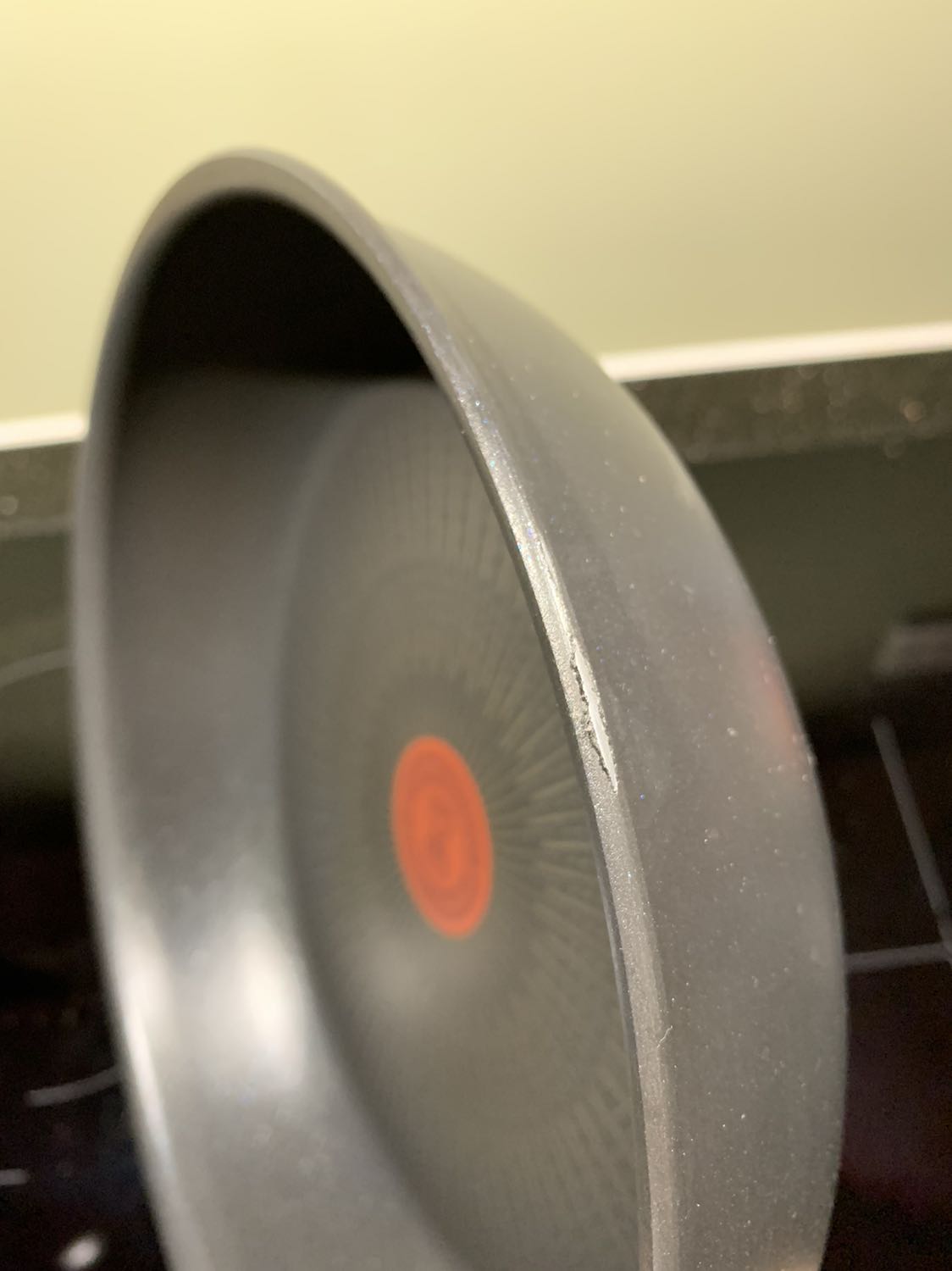 mình mua 2 chảo size 26cm và 22cm, đã dùng khoảng 2 tháng. Chảo size 26 xuất hiện vết bong ở viền chảo, dù ít sử dụng. Chảo nhỏ dùng thường xuyên hơn thì cũng có vết nhưng khá nhỏ. Nếu độ bền của lớp phủ chống dính như này thì còn kém cả chảo So chef mình dùng trước đây. Không biết Tefal bảo hành trường hợp này như nào? Mình không dùng chảo trong máy rửa bát. Sử dụng búi rửa mềm của 3M (loại dùng cho đồ chống dính)