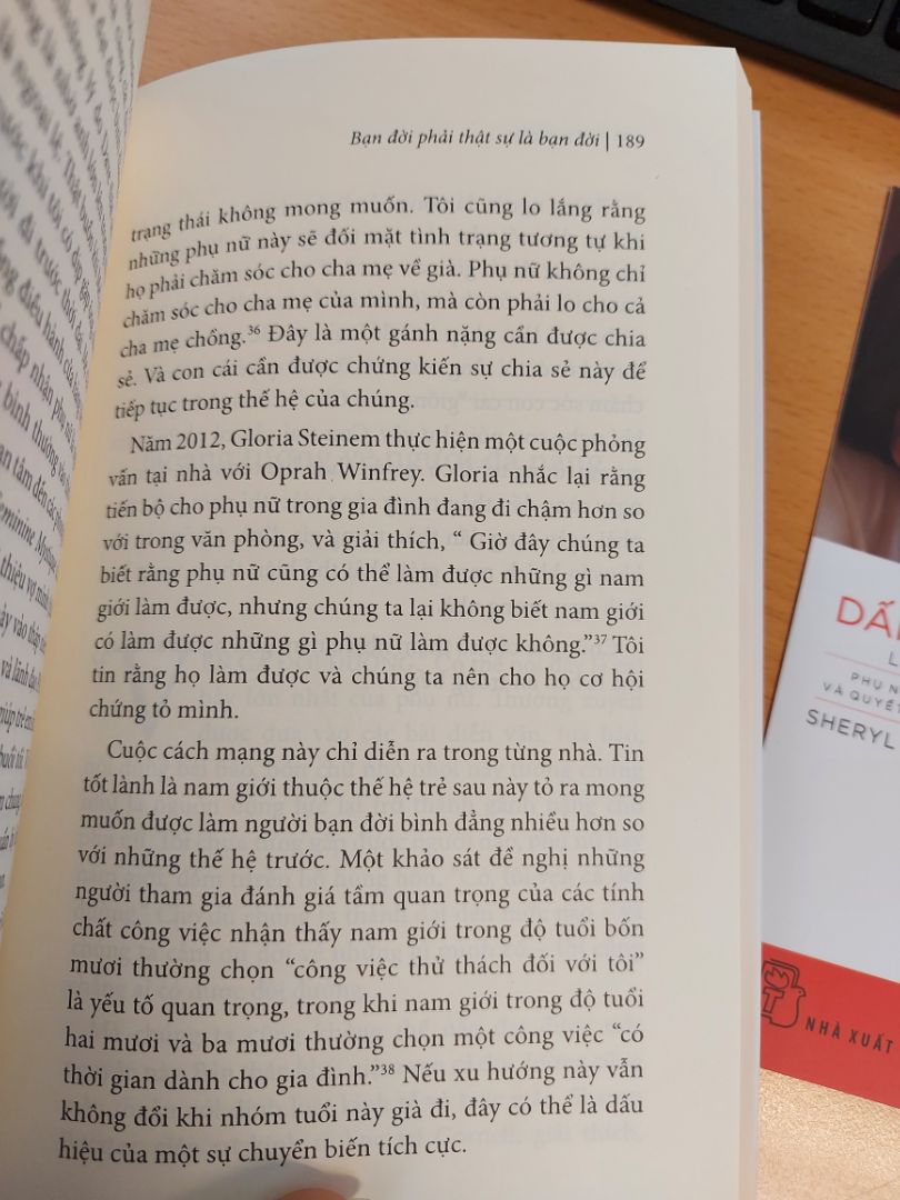 mua đợt dọn kho Tiki cuối năm nên ship mất 1 tuần mới tới nhưng ko sao, sách bọc nilong cẩn thận, có bookmark, review đánh giá cao, nhiều người nổi tiếng giới thiệu và viết lời bình cho cuốn này nên chắc chắn sẽ hay