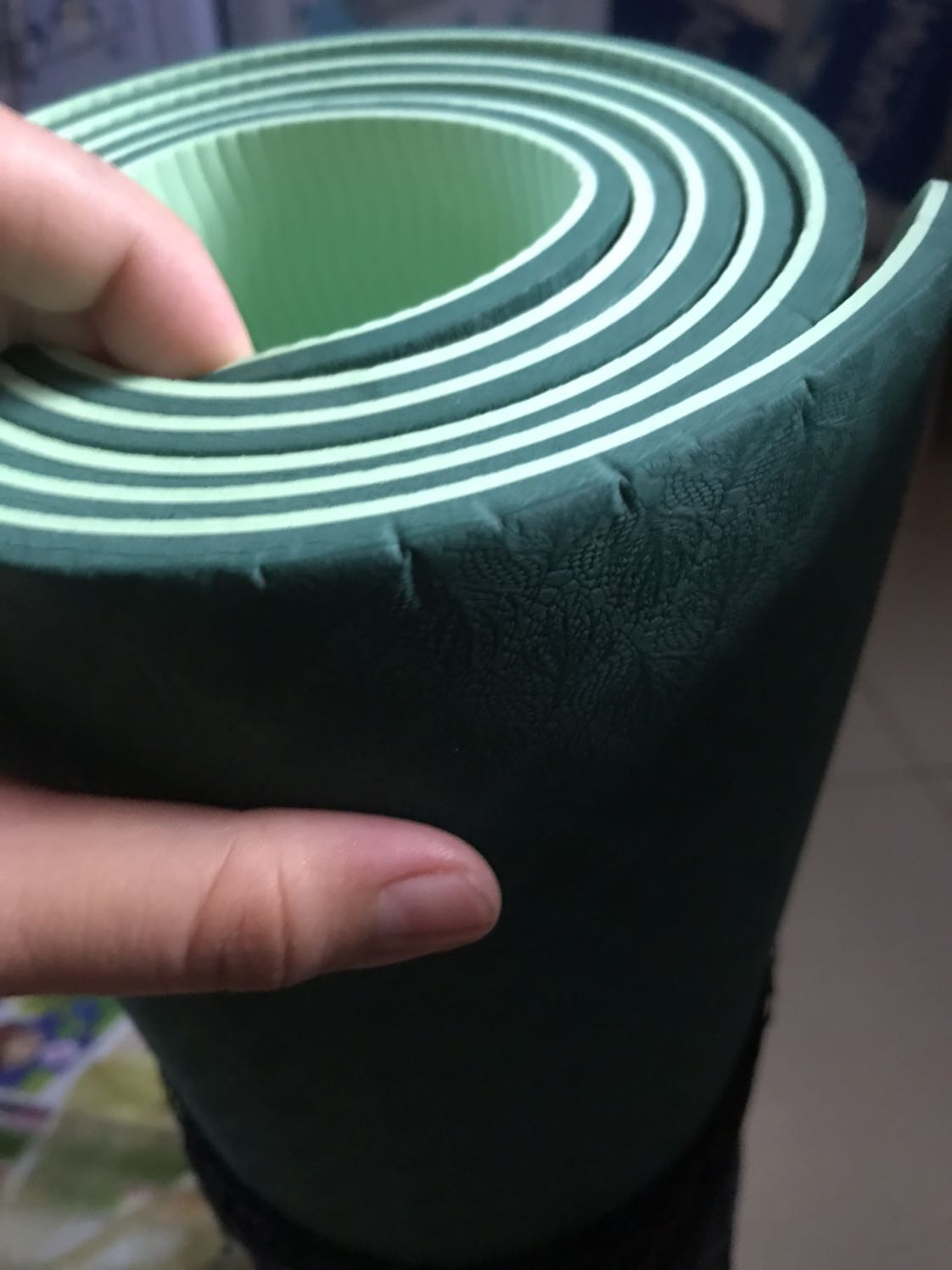 Đóng gói: gói rất chắc, giao đủ sản phẩm đi kèm luôn nhưng bị móp ở một số chỗ như hình (mà lỗi cũng nhỏ nên không sao)
Giao hàng: Tiki giao chậm mình 1 ngày nha.
Chất lượng: Rất là oke luôn. Thảm khá dày, êm, độ bám chống trượt tốt, tập cardio thách thức các động tác chống đẩy luôn.
Do chất lượng quá oke giá lại quá là rẻ (mặc dù có xíu lỗi) nhưng mình vẫn cho 5 sao nhé