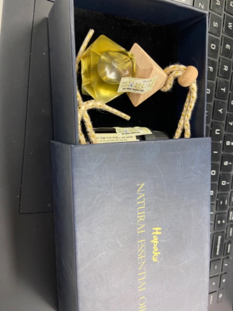 Hàng đúng mô tả, shop đóng gói cẩn thận, hộp đẹp, ngửi qua thì mùi cũng ổn, để dùng trên xe 1 thời gian xem tn