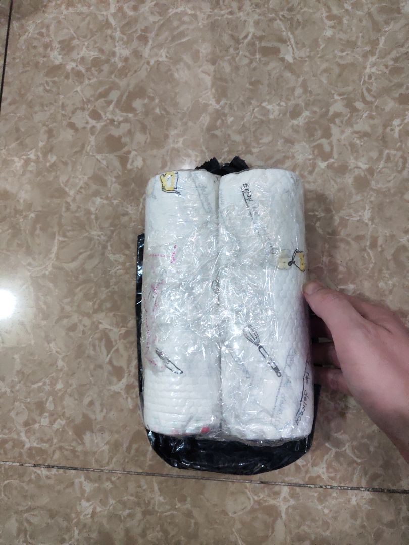 Sản phẩm quảng cáo sai sự thật. Ghi 220 tờ nhưng chỉ được khoảng 50 tờ khổ khoảng 20x20cm. Hình chụp cuộn giấy rõ đẹp, nhận hàng cuộn giấy rõ chán. Bóc ra thì thấy giấy cũng tốt. Nhưng giá bán quá cao và không đủ như quảng cáo.