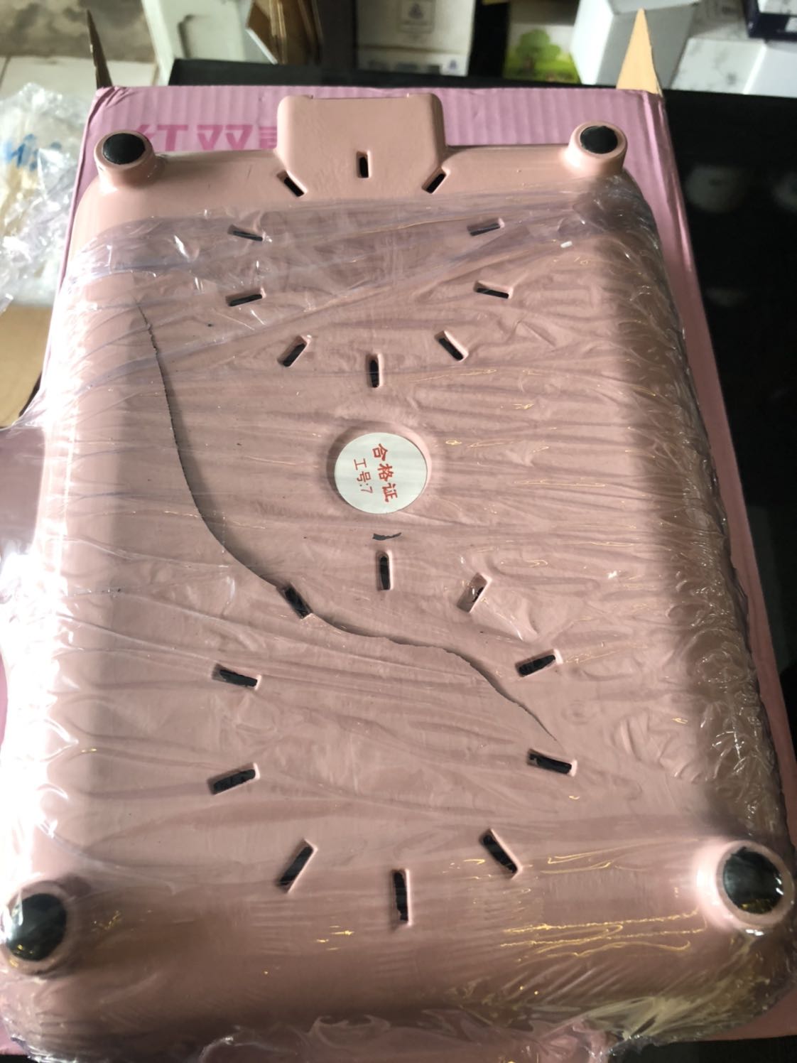 Sản phẩm giao hàng xong bóc ra bị vỡ mặt dứoi của chảo vậy shop đổi hàng hay như thế nào?mình đã gửi email và hình ảnh ngay hôm qua nhưng chưa thấy phản hồi lại.