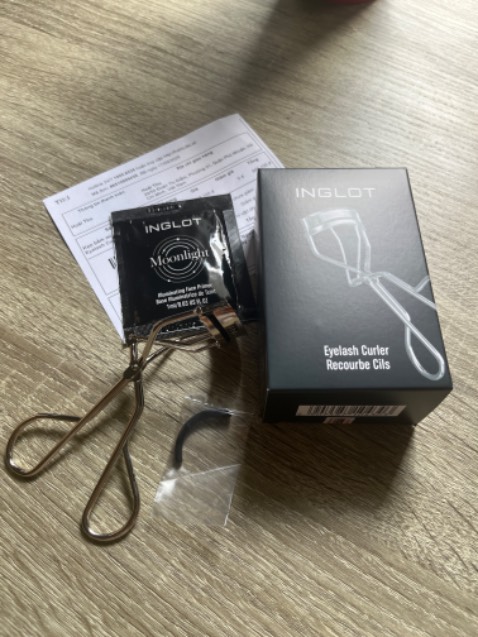 Kẹp mi chắc chắn, đẹp, vừa tay, dễ sử dụng. Có thêm miếng nhựa để thay mới.