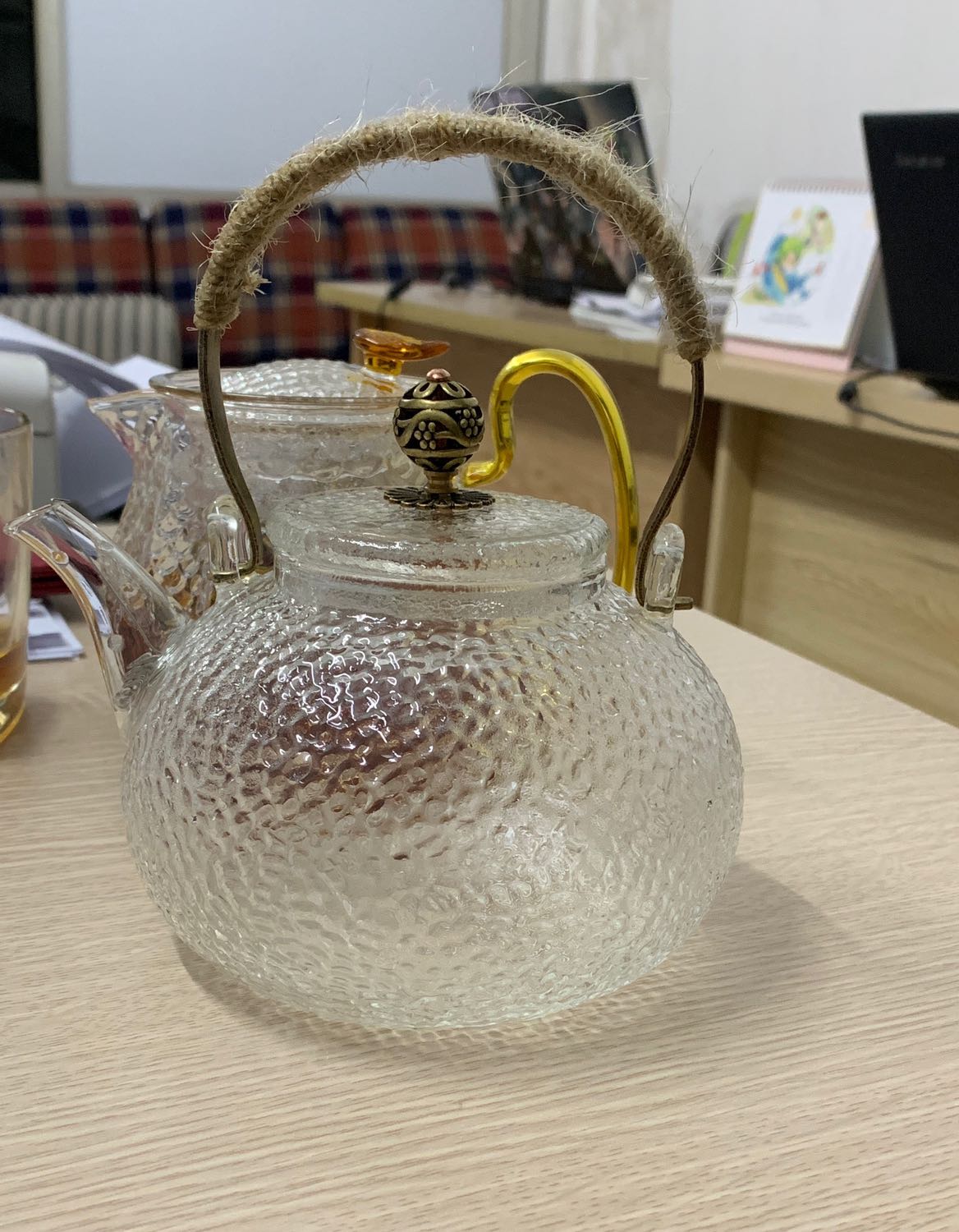 Ấm khá đẹp, như hình. Có cái quai là hơi bất tiện, vì quai hơi nặng so vs bình. Vote 5* vì Tiki giao hàng nhanh