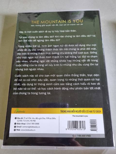Vừa mới nhận sách nên chưa đánh giá dc nội dung. Sách vừa gọn, dễ bỏ túi mang theo đọc. Có bookcare nữa best luôn.
Chỉ là mình hơi thất vọng trong khâu vận chuyển. Vỏ hộp méo mó nhăm nhít ở 2 góc, nhìn ngoài còn thấy lo lắng cho số phận mấy quyển sách của mình. May mà vẫn okela.