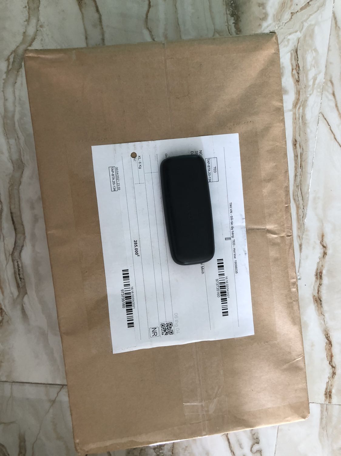 Sữa uống ngon lắm nha, ít ngọt nữa, nên là không ngại về việc tăng cân nhiều, thêm nữa là date cũng còn xa, tới tận tháng 10 nên uống dần mỗi ngày là ok luôn.
Giao hàng Của Tiki thì không còn gì nói luôn, giao siêu nhanh í, mình tưởng thứ 3 mới có hàng theo dự kiến, ai dè mới Chủ nhật là có luôn, thích thật sự