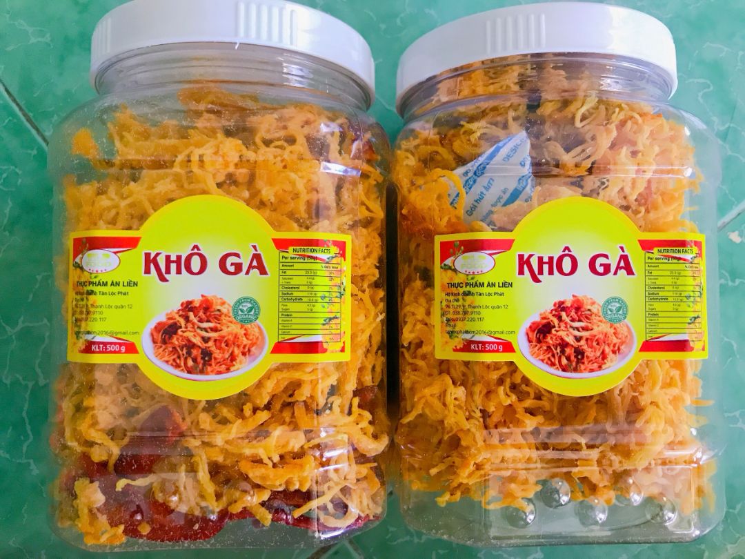 Khô gà không ngon. Mọi ng nên cân nhắc trước khi mua.
Do dịch nên gần 10 ngày mình mới nhận được hàng, háo hức mở ra ăn liền thì thất vọng thật sự. Vị ngọt do tẩm gia vị quá đậm và gắt, mình thích ăn ngọt mà ăn còn cảm thấy khó chịu, gà thì cứ bở bở ẩm ẩm kiểu gì. Ăn biết bao nhiêu loại khô gà rồi mà lần đầu ăn 1 miếng đã bỏ luôn.
Khô bò lần trước mua của hiệu này cũng ngọt gắt ăn rất chán. Mà nghĩ khô gà chắc ổn hơn nên săn sale 88k (giá gốc 200k) mà xong cũng thất vọng ghê. 
Hi vọng nhà bán xem lại việc lạm dụng gia vị trong chế biến sản phẩm.