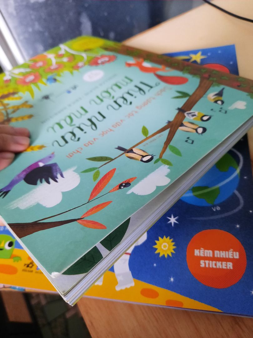 Hộp đóng gói bị ướt và rách, sách bên trong cũng bị ướt, sau khi mở hộp để khô, sách bị cong lại, lỗi do đóng gói và vận chuyển nên mình thấy hơi tiếc, còn về sách thì ok