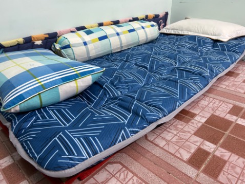 Một tấm nệm trải có thể nói là rất ok. Êm, dày dặn, vải mịn mượt, màu xanh đẹp. Nói chung là tốt. Chỉ có 1 băn khoăn là sử dụng 1 thời gian thì nó sẽ xẹp dần hay không thì lúc đó chắc cũng mua cái mới luôn là vừa :). Giao hàng Tiki rất nhanh, có thể nói là theo dõi từng giờ cập nhật liên tục nên mình chuẩn bị thời gian nhận hàng cũng tốt, chuyên nghiệp