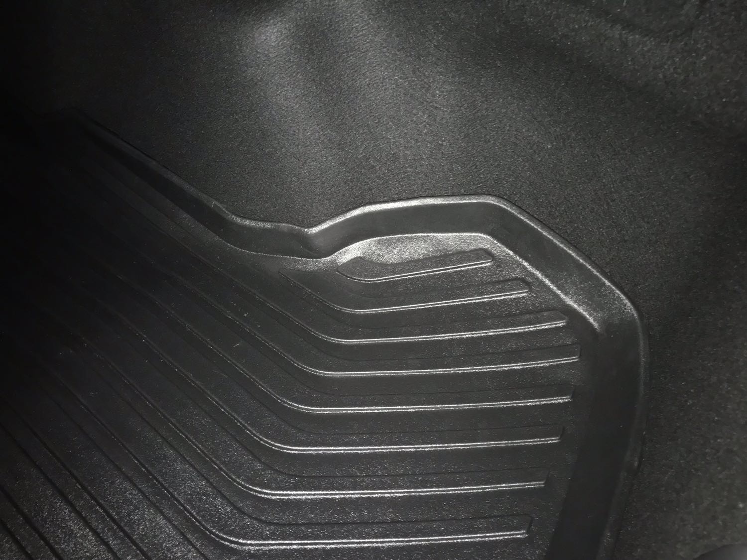 Không hài lòng !
Sản phẩm không như hình ! Nhựa mềm cong vênh( h 1) , không vừa cốp( hình 2) , thành thì mềm nhũn, không dựng được ( h3) nếu hàng có nước sẽ chảy xuống cốp
Thất vọng