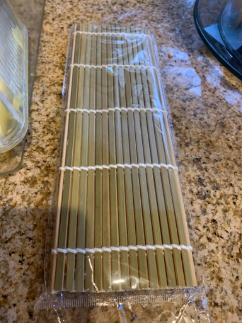 Mành tre nhìn chắc chắn hơn loại khác, có mùi tre thơm tuy nhiên mình không chắc là dây kết nối các cọng tre làm bằng chất liệu gì vầ có an toàn cho food không?!!