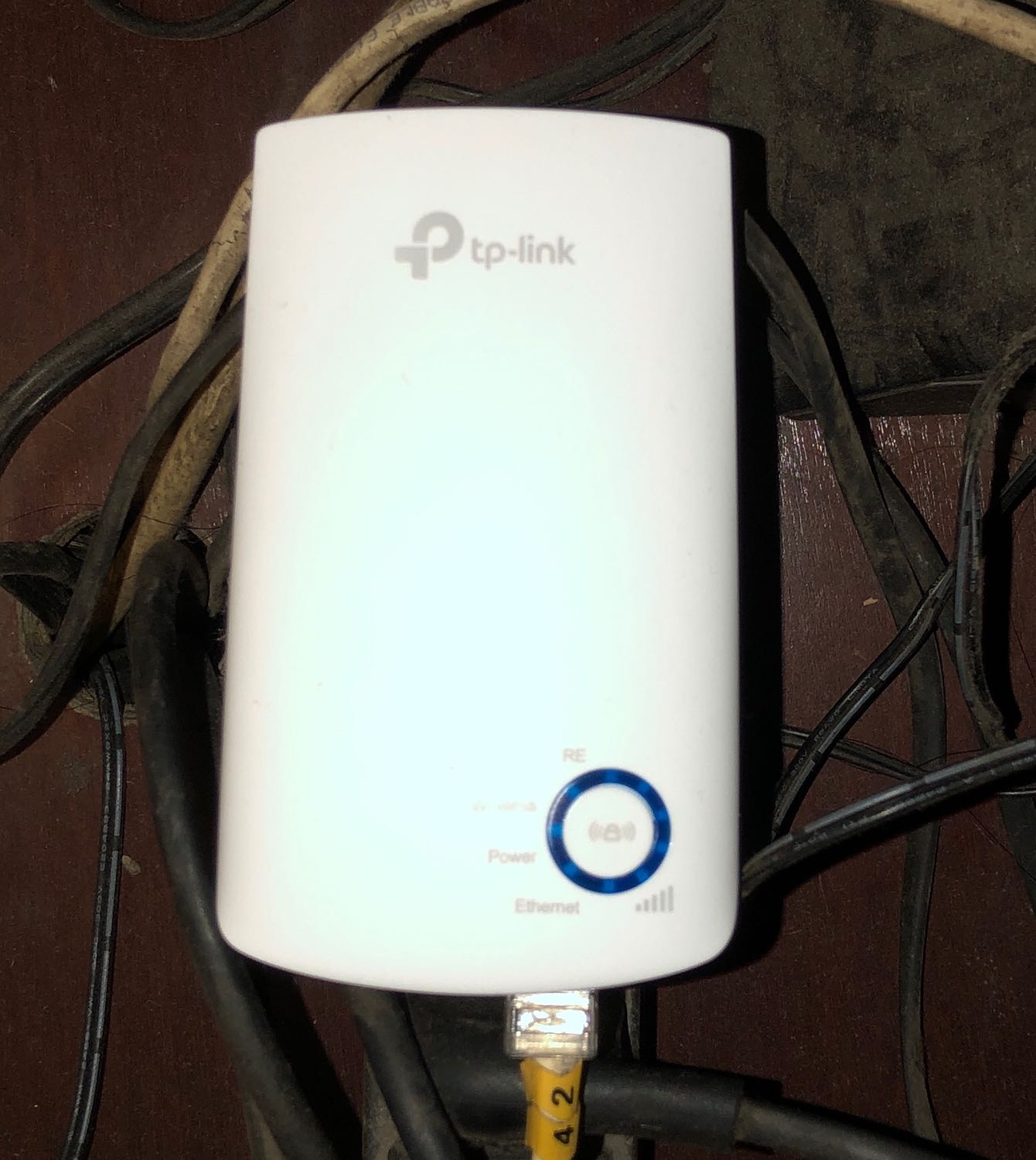 Hàng xài tốt, khá ổn, đường truyền mạng khi cắm dây cáp với modem được giữ tới 80%. Còn nếu dùng mở rộng vùng sóng wifi thì phát được 30-40% so với sóng gốc từ modem. Nói chung khá chất lượng. Chỉ có điều là repeater nên kh có tản nhiệt sẽ nóng. Chức năng tốt, chưa biết bền hay không nhưng chất lượng ok. Đóng gói cẩn thận, có tem niêm phong, bao bì đẹp, sang và bảo vệ tốt. Nên mua