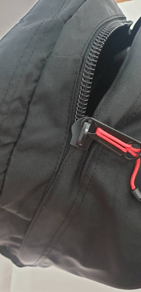 Nhìn đẹp, chất lượng.
Nhưng mới kéo qua kéo lại mấy cái là nó dính miếng vải vào khóa kéo giờ không biết sao lây ra luôn.