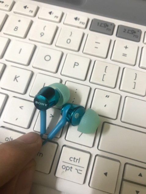 Sau nửa năm dùng thì nhận xét là tai nghe có chất âm khá kém so với mức giá và có phần đi xuống theo thời gian sử dụng. Âm thanh có lẫn tiếng xì xì từ lúc mới mua, phần cứng kém tương thích với windows (phím mic không hoạt động, không pause/play được, mic thì vẫn thu được âm). So với tai nghe c150l 250k mình từng dùng thì âm thanh có phần hài hòa hơn, độ chi tiết âm thì 1 9 1 10, âm lượng thì lớn hơn gấp đôi, tuy nhiên không có bass. Dùng để nghe nhạc sàn hay xem phim hành động bom rơi đạn nổ đánh đấm chan chát thì tuyệt đối không nên. Sau nửa năm dùng thì nhận xét là tai nghe có chất âm khá kém so với mức giá và có phần đi xuống theo thời gian sử dụng. Âm thanh có lẫn tiếng xì xì từ lúc mới mua, phần cứng kém tương thích với windows (phím mic không hoạt động, không pause/play được, mic thì vẫn thu được âm). So với tai nghe c150l 250k mình từng dùng thì âm thanh có phần hài hòa hơn, độ chi tiết âm thì 1 9 1 10, âm lượng thì lớn hơn gấp đôi, tuy nhiên không có bass. Dùng để nghe nhạc sàn hay xem phim hành động bom rơi đạn nổ đánh đấm chan chát thì tuyệt đối không nên.