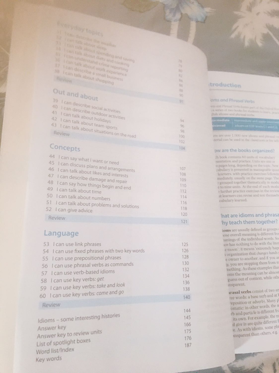 Đầu tiên, mình phải nói rằng Fahasa đã đóng gói sản phẩm cực kì tốt. Sách vẫn còn y nguyên trong bọc giấy, còn đc lót thêm 1 miếng mút trắng mỏng để bao bọc, cuối cùng là đóng gói bằng chất liệu giấy mang thương hiệu riêng của Fahasa

Về phần bên trong sách thì miễn phải bàn, mình cực kì thích cách sắp xếp bố cục của Topic (mỗi topic sẽ chiếm 1-2 trang) cũng như là nội dung, cả cách giải thích chi tiết nhưng vẫn dễ hiểu của tác giả. Chưa kể đầu trang thì là lời giới thiệu & cách học mà tác giả gợi ý để người học tiếp thu hiệu quả hơn. Một cuốn sách bổ ích, được đầu tư chỉnh chu như thế thì vs giá 200k hơn (mình mua lúc giảm), theo mình thấy là rất ổn áp.

Tuy vậy trc khi mua mình nghĩ mọi người nên lên trang Cambridge để check thử trình độ xem mình phù hợp với Level sách nào, và cuốn này nằm ở Intermediate (CEFR B1 &B2) á. Chúc mọi người cùng học tiếng anh thật tốt & thư giãn nhé (^o^)