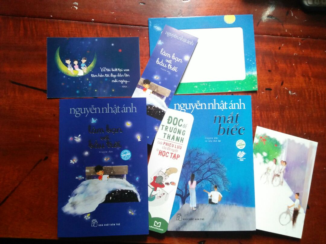 Sách và quà giống như trong ảnh. Chất liệu sách tốt, đẹp, nội dung thì mình chưa đọc nên chưa nhận xét nhưng mà tác phẩm của Nguyễn Nhật Ánh chắc chắn tuyệt vời rồi. Giao hàng đúng hẹn, quà tặng thú vị!!...? Tóm lại là tui rất ưng