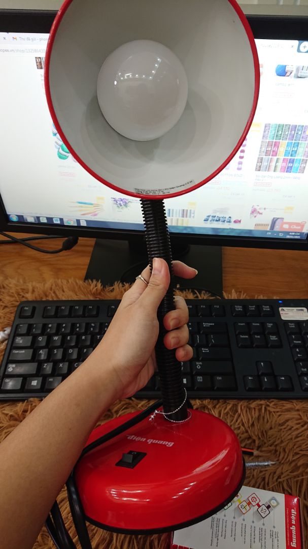 đèn sáng, nhìn chắc chắn, đẹp, nước sơn nhìn xịn lắm. cao khoảng 25cm, dây điện hơi ngắn.