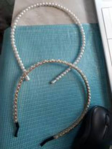 Cài bên ngoài hạt nhỏ hơn hình nhưng mình lại thích thế. Hạt nhỏ nhìn tinh tế, nhẹ nhàng hơn ấy. Các hạt xếp rất đẹp, đều, ngay ngắn, cài lên ra dáng tiểu thư. Mình mua cả 2 luôn vì không nỡ từ chối em nào. Nhìn mà nghiện nghiện lắm lắm luôn cả nhà. Shop này bán hàng đẹp, giá tốt nè. Lần sau mình mua cài tóc tặng người thân.