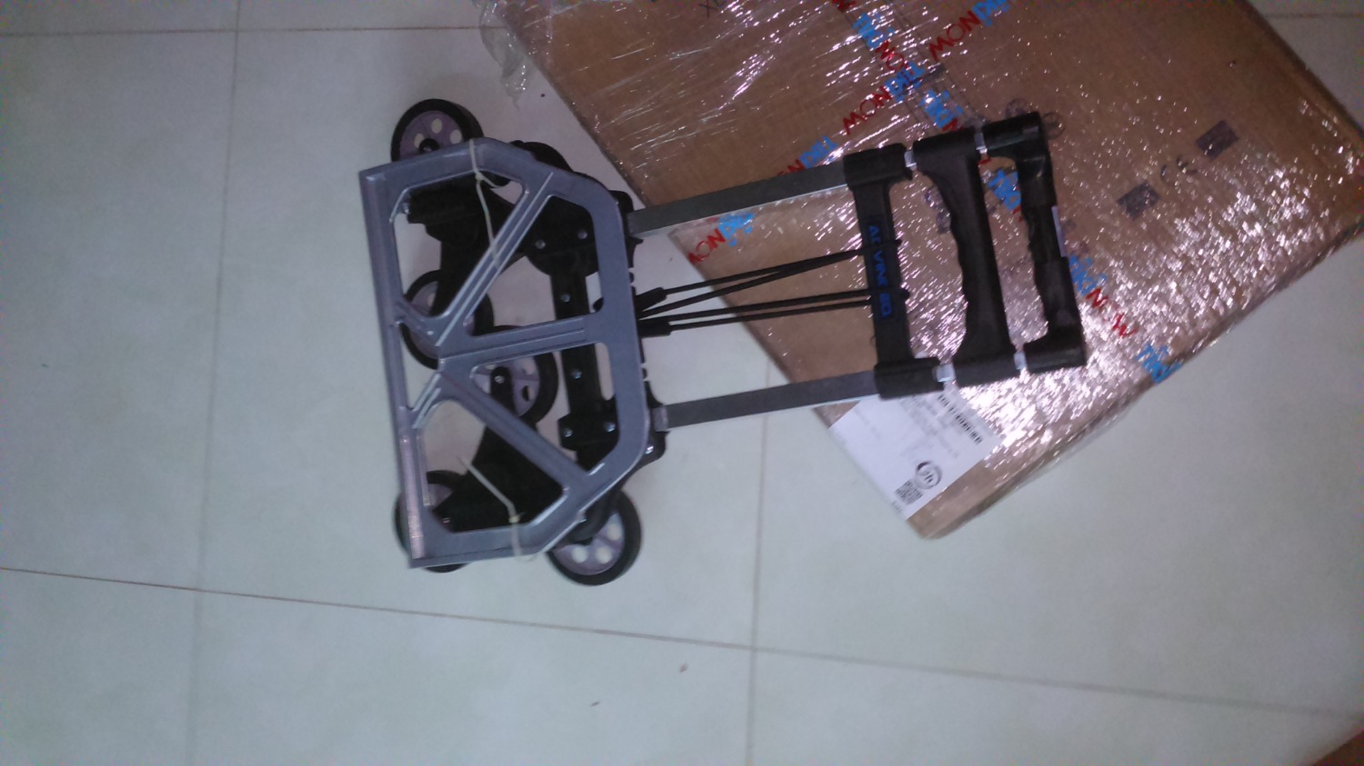 Đúng hàng chính hãng, tự kích hoạt bảo hành điện tử. Bánh xe có độ bám tốt (không bị trượt khi leo cầu thang, nhưng sẽ dễ bị mòn). Đã kéo thử 30kg thì thấy xe cứng cáp. Đáng để dùng. Nhưng có nhược điểm là bung cái càng đỡ hơi cứng, dễ mòn khớp chỗ này và thiếu tờ hướng dẫn sử dụng. Đúng hàng chính hãng, tự kích hoạt bảo hành điện tử. Bánh xe có độ bám tốt (không bị trượt khi leo cầu thang, nhưng sẽ dễ bị mòn). Đã kéo thử 30kg thì thấy xe cứng cáp. Đáng để dùng. Nhưng có nhược điểm là bung cái càng đỡ hơi cứng, dễ mòn khớp chỗ này và thiếu tờ hướng dẫn sử dụng.