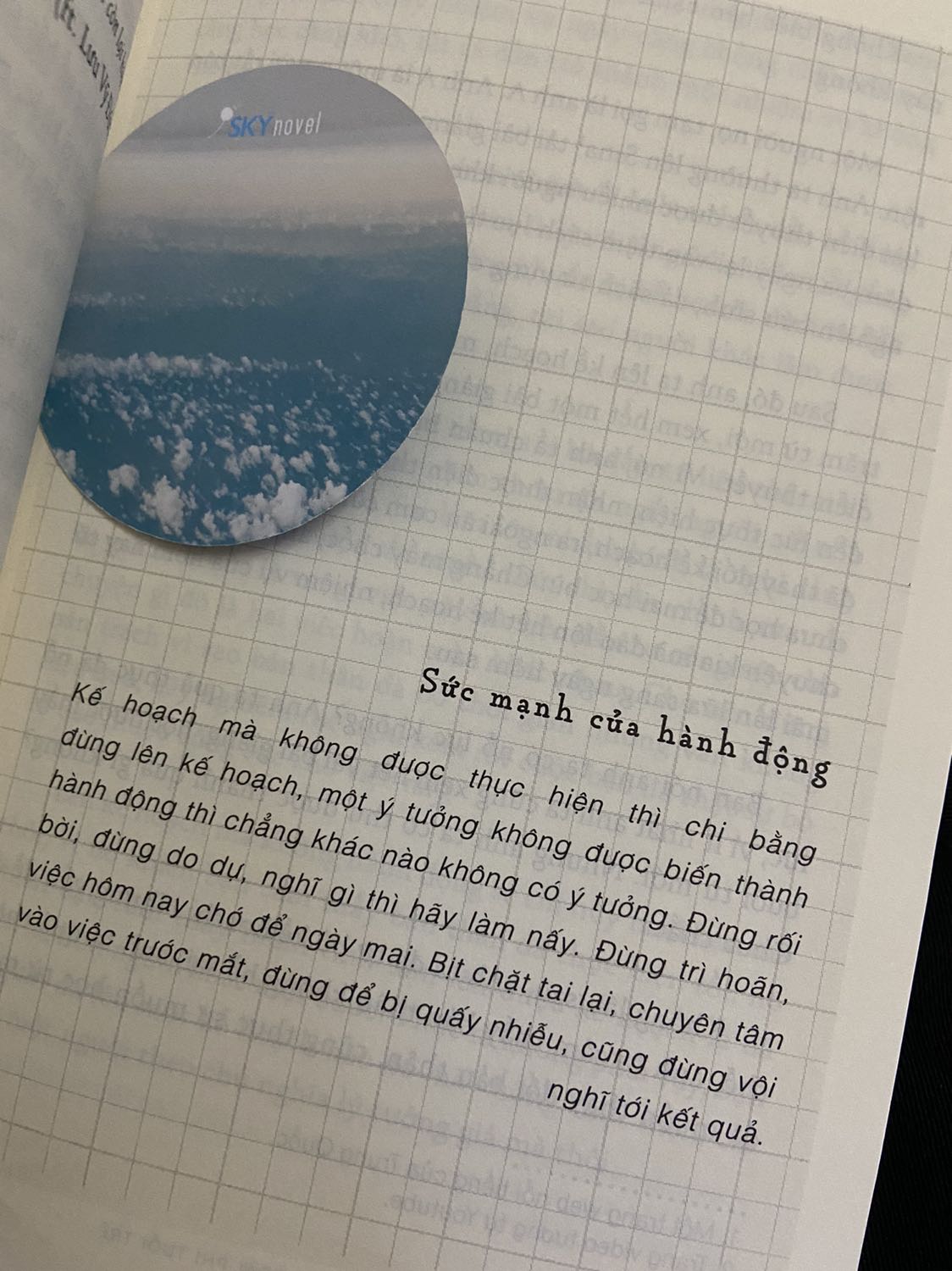 Sách siêu đỉnh, mình đã hiểu tại sao nó lại có nhiều lượt bán như vậy, trong sách có câu đại khái là ‘Sách trên kệ mà không đọc thì chỉ là một đống giấy mà thôi’. Mình cũng k nhớ chính xác câu này như nào nhưng đại khái là vậy. Mình cũng là 1 người hay mua sách nhưng lại đọc k hết =(( thật có lỗi với sách mà