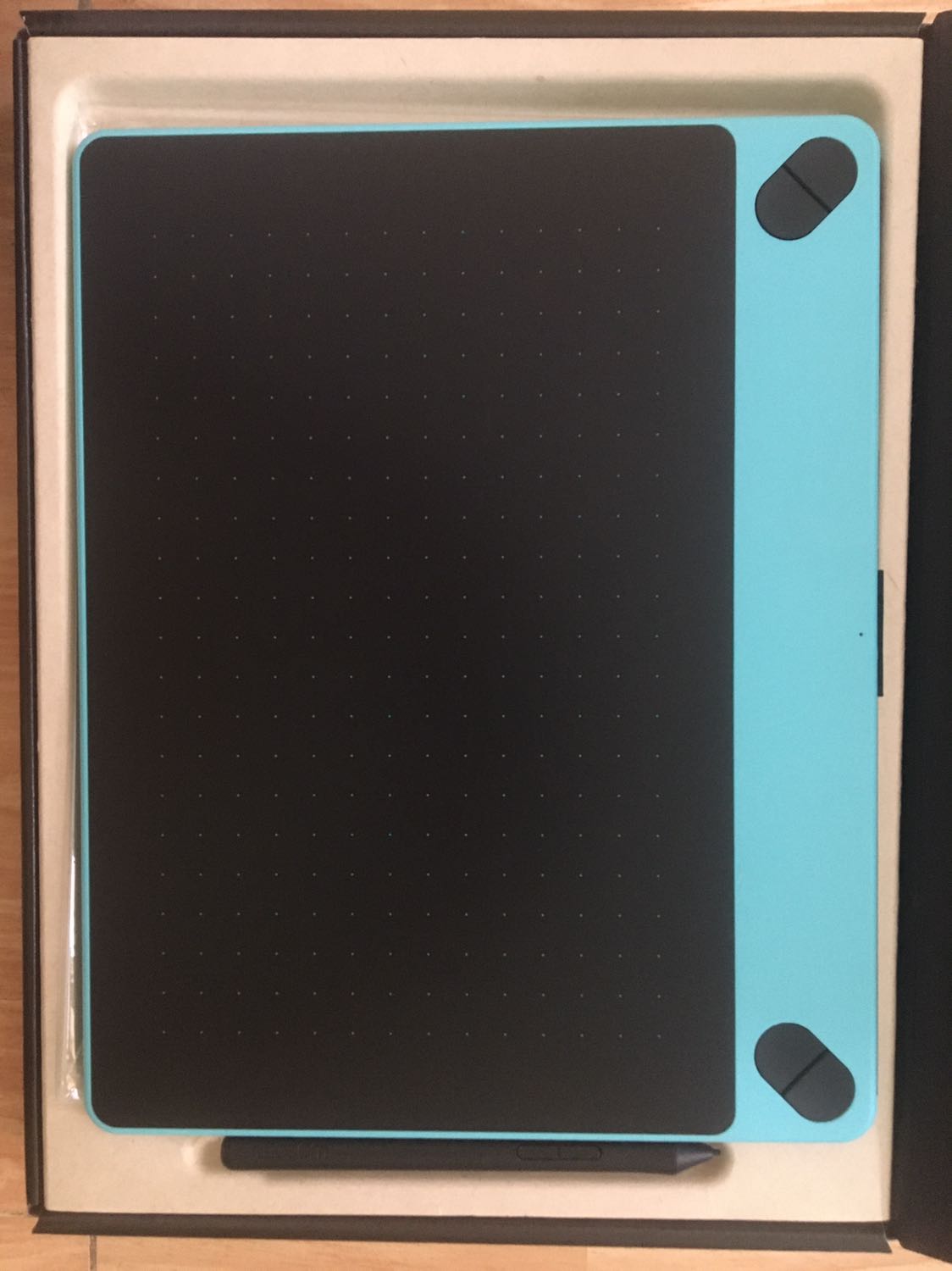 Sản phẩm chất lượng, shop nhiệt tình, đóng gói cẩn thận. Vỏ bút dùng bề mặt nhám nên đỡ mỏi tay hơn so với phiên bản cũ, mặt cảm ứng mượt, cảm giác gần như vẽ tay trực tiếp.