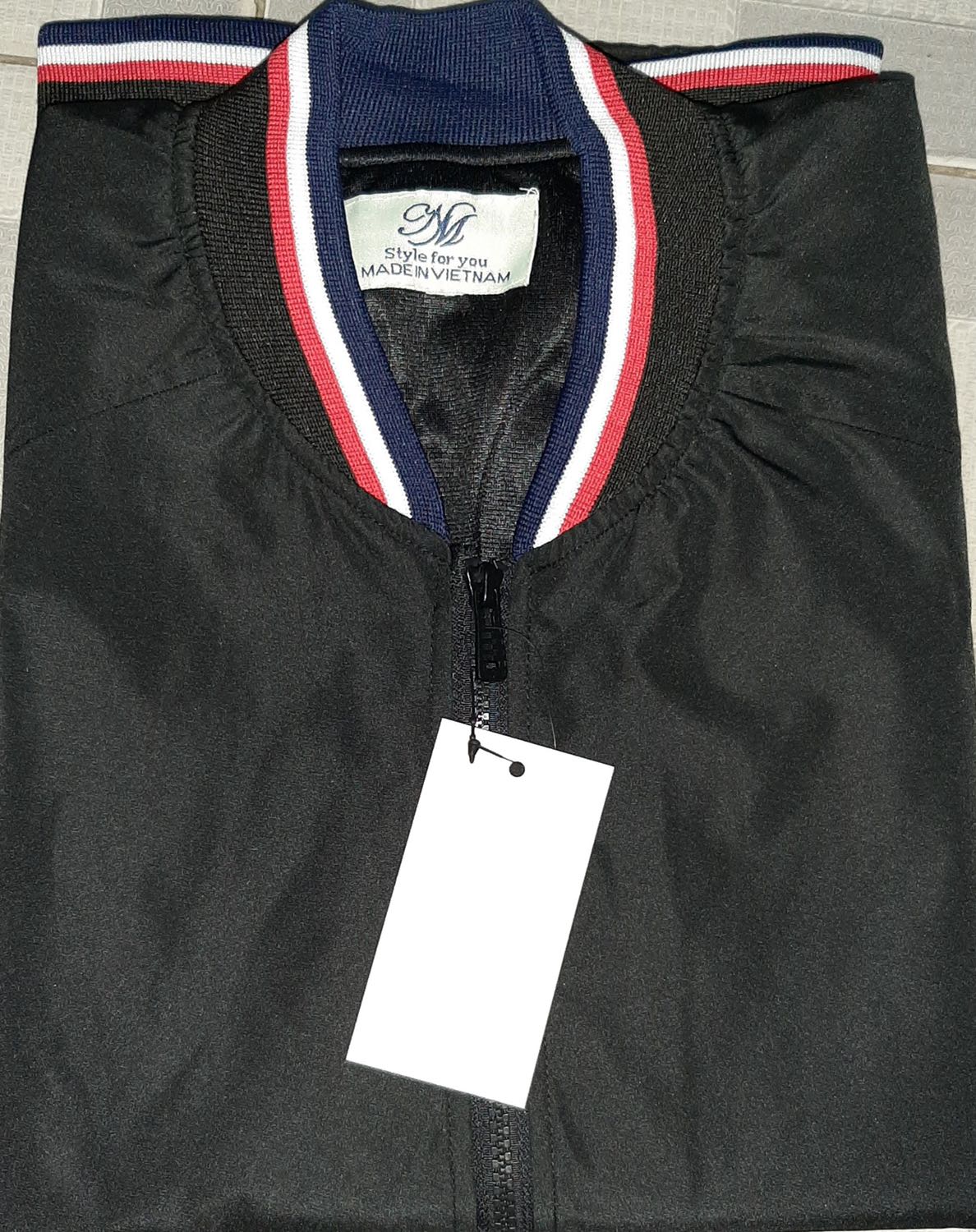 Chất lượng áo tốt dày và rất đẹp , áo có bo màu đúng như hình luôn. , áo có túi khóa kéo an toàn , ok Áo này mình nghĩ trời nóng hay lạnh gì chắc cũng mặc dc hết vì rất thoải mái khi mặc thêm 1 điểm cộng nhìn rất tốt so với giá tiền bỏ ra , có túi trong túui ngoài tiện lợi , để được nhiều loại vật dụng cá nhân Tiki thì lần nào mua giao hàng cũng nhanh , shipper bao vui vẻ  ! Chúc shop và tiki  ngày càng đắt khách nha ! 5 sao dễ dàng