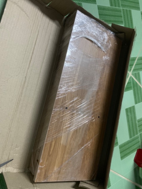 Shop đóng hàng cẩn thận. Kệ khá chắc chắn, thẩm mỹ tốt.