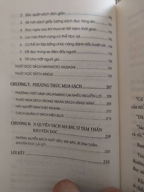 Mình xin gửi các bạn quyển sách cùng tác giả và mục lục của "Đọc nhiều nhớ được bao nhiêu". Với mình, quyến sách giống như một cẩm nang dành cho ai muốn rèn luyện kỹ năng đọc sách nói riêng và học tập nói chung. Sách đề cập các vấn đề xoay quanh đọc sách với 1 trình tự rõ ràng: Lợi ích của đọc sách, nguyên nhân đọc nhiều sách rồi quên nội dung, các cách đọc hiệu quả, cách chọn, mua, bảo quản sách và đặc biệt có 1 chương riêng dành cho sách điện tử. Với niềm đam mê học tập vô tận, tác giả đã tiếp cận vấn đề với ngôn từ gần gũi, ví dụ thực tế cùng nền tảng khoa học sẽ giúp các bạn yêu việc đọc sách hơn, từ đó phát triển bản thân và gặt hái được nhiều thành công trong tương lai.