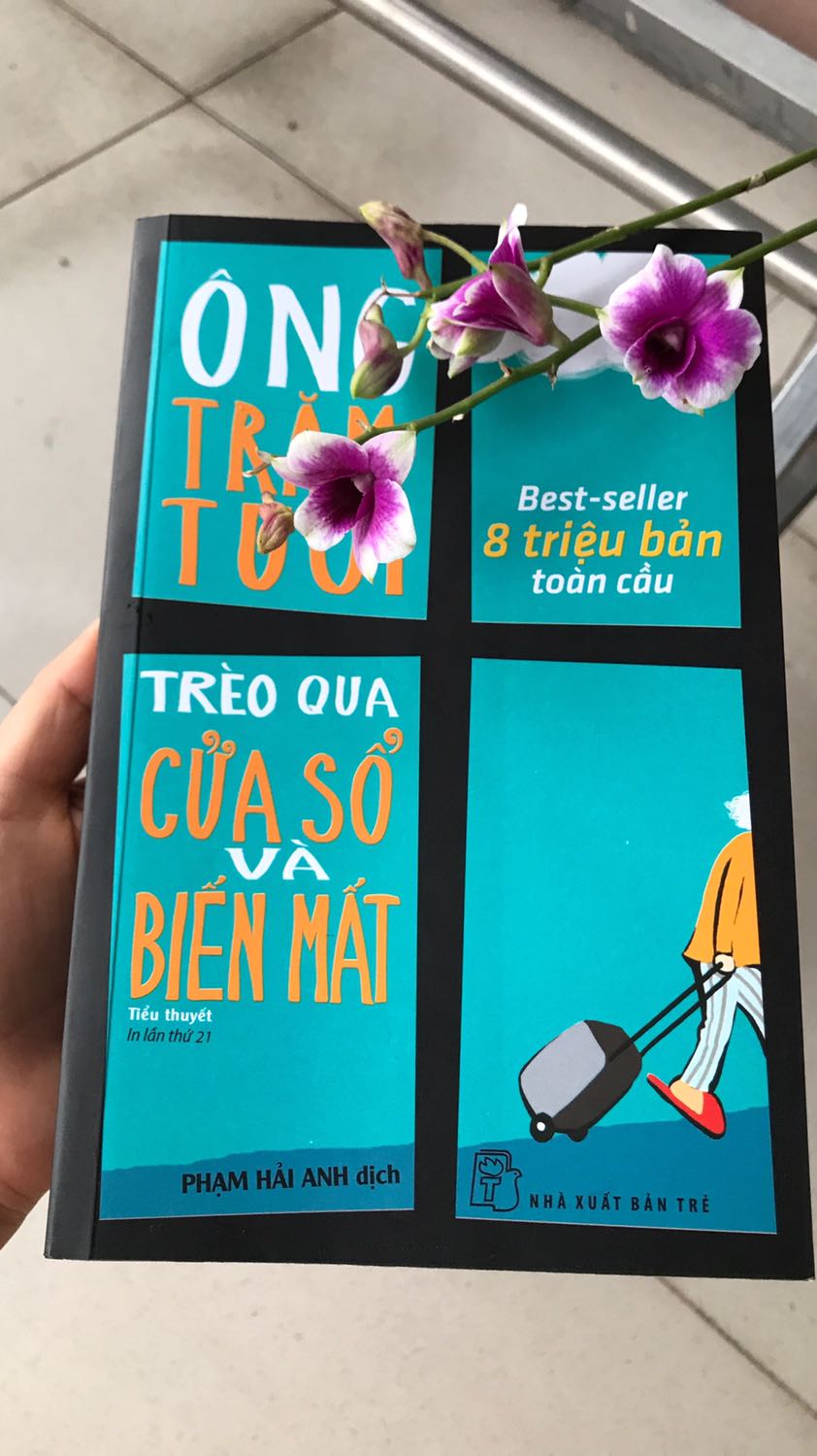 Mình quyết định đặt mua sau khi nghe review của bạn mình. Và không thất vọng khi cầm trên tay cuốn sách kể đan xen giữa cuộc chạy trốn của cụ Allan khỏi nhà già và những thăng trầm của chuộc đời cụ qua giọng văn hóm hỉnh rất riêng.