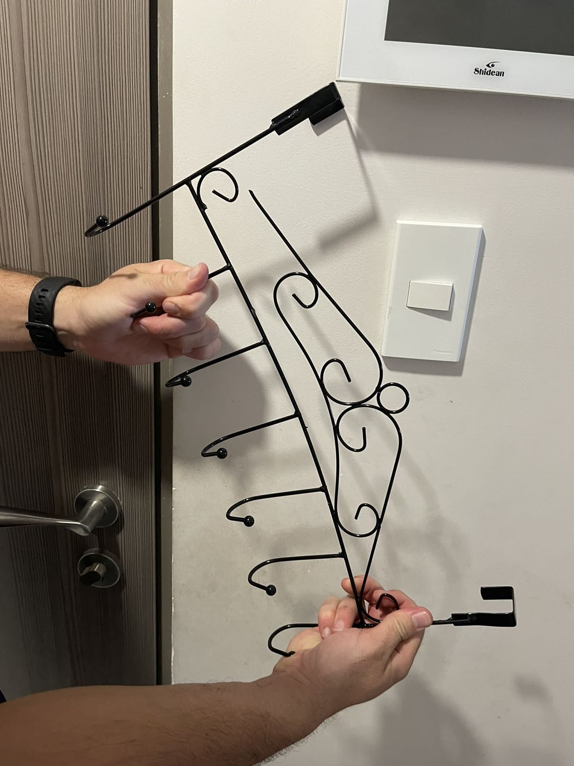 Hàng bị gãy. Chất lượng quá kém. Vì giá trị không cao và thủ tục đổi trả lằng nhằn nên tôi chọn cách vứt thùng rác.