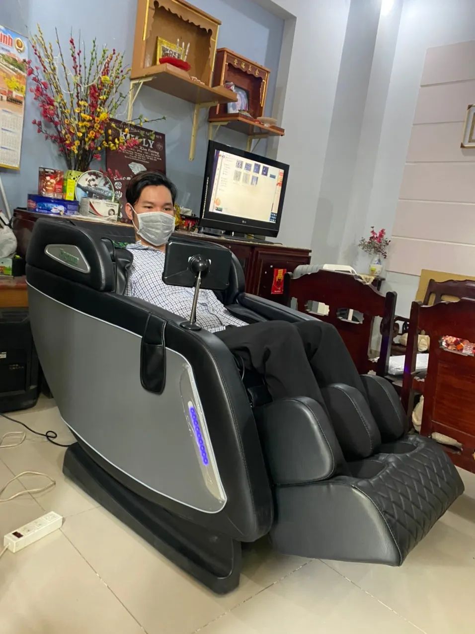 Mình đã trải nghiệm ghế gần 1 tháng, nói chung là rất ok
Các túi khí co bóp các bắp cơ tốt, rất thích tính năng sưởi nhiệt hồng ngoại
Massage sâu đĩa đệm, vai gáy
Loa nghe nhạc hay, chất. Rất hài lòng.