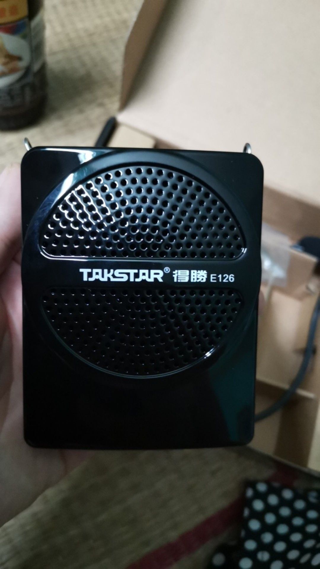 Mình là giáo viên tiểu học, mình thấy máy rất tiện lợi, nhỏ gọn, âm thanh trong, k bị hú ré, có máy trợ giảng sẽ k phải nói to nữa, bảo vệ thanh quản của mình