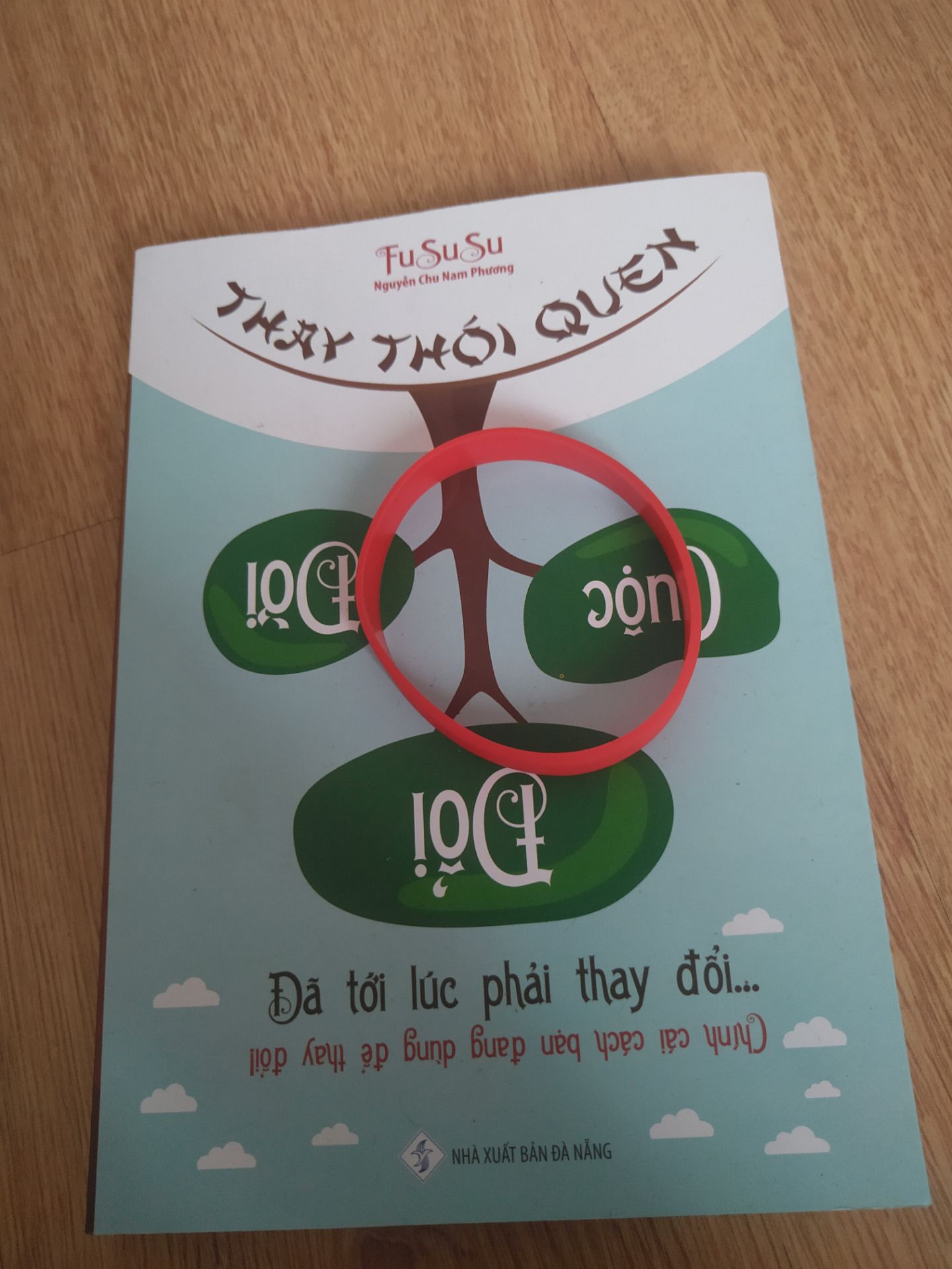 Vòng tay hơi lỏng với mình, nhưng nhìn chung sản phẩm tốt. Mua thêm sách để ủng hộ Fususu nha mọi người.