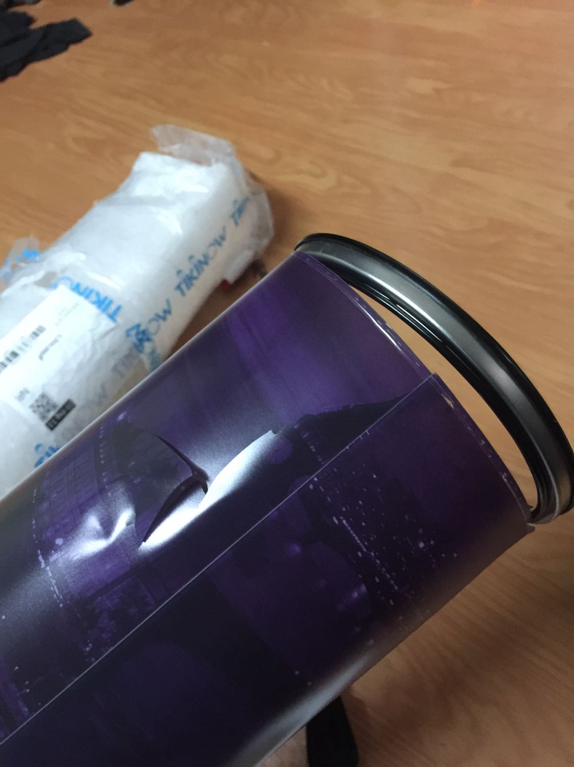 Sản phẩm đóng gói không chắc chắn khiến vận chuyển bị móp méo 1 sản phẩm bên trong bị sứt 1 miếng. May các đồ khác không sao. Hy vọng lần tới shop đóng gói cẩn thận hơn