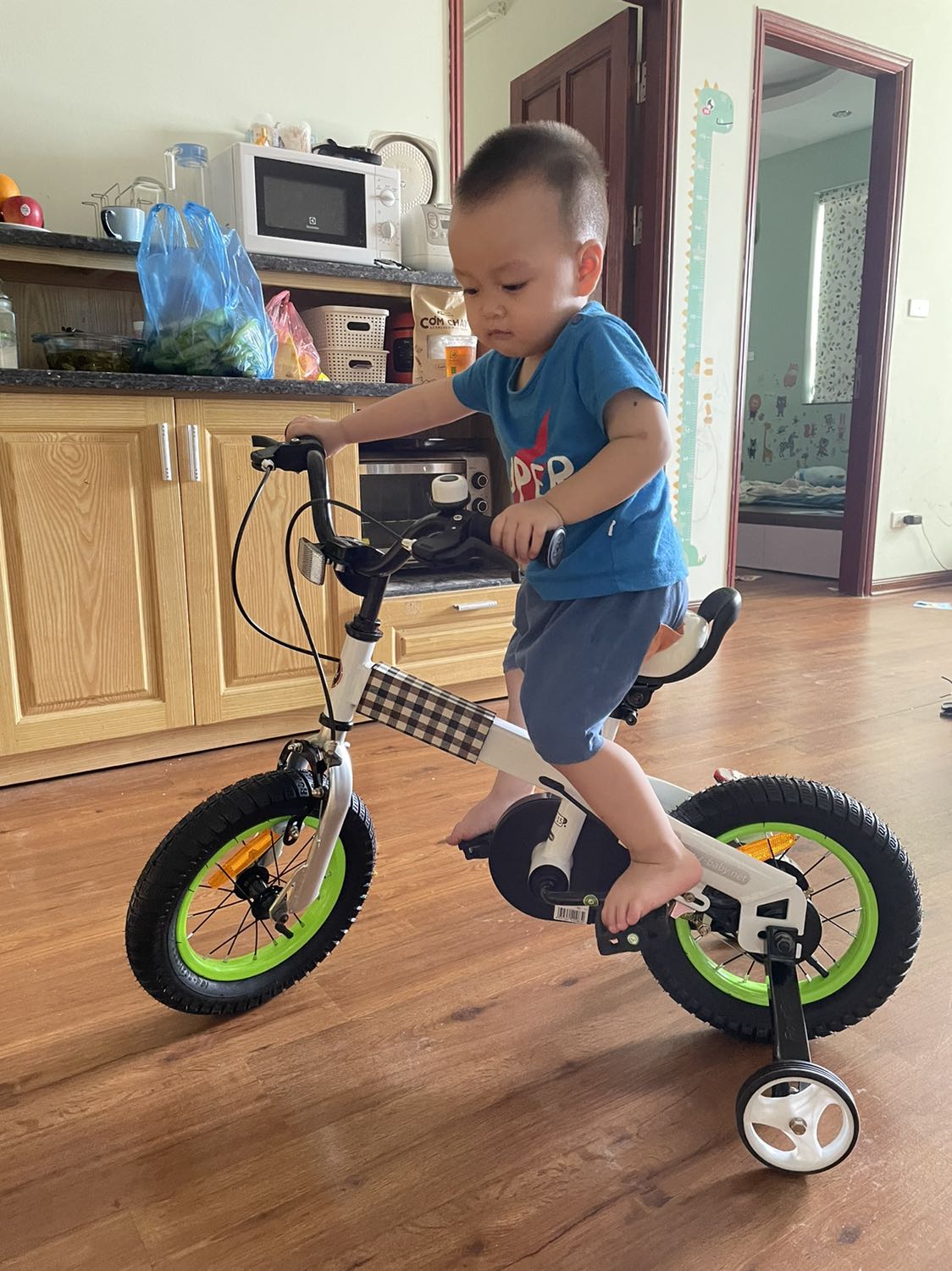 Xe đẹp chắc chắn . Bé 2 tuổi đi chưa đạp hết vòng được. Bé 3 tuổi đạp tốt. Giao nhanh . Đêm đặt sáng ship luôn