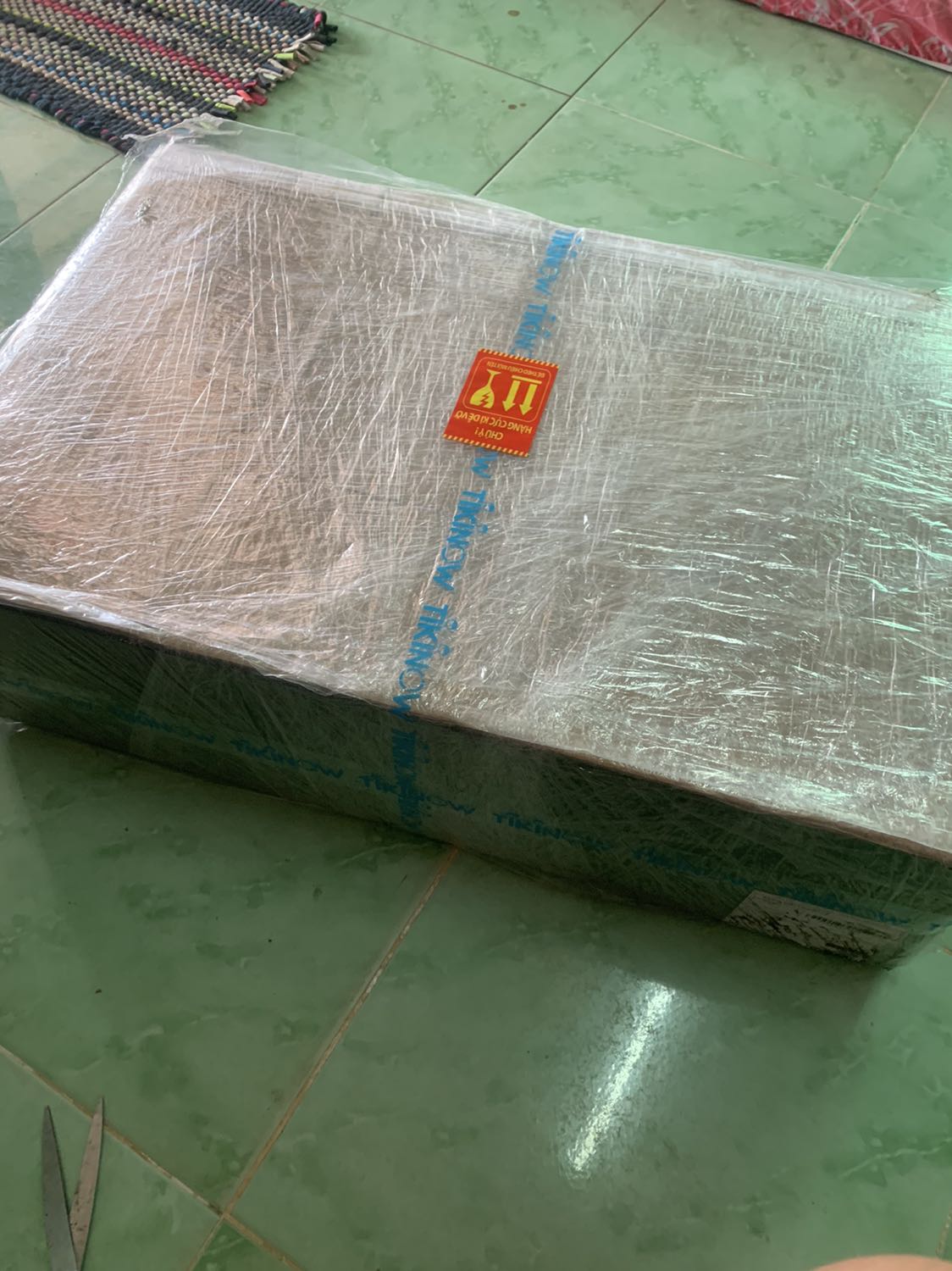 Màn giao nhanh, hình ảnh đẹp, mỗi tội hàng nút bấm bị kẹt bấm dc mỗi nút chán chả muốn nói ko biet có được trả lại ko